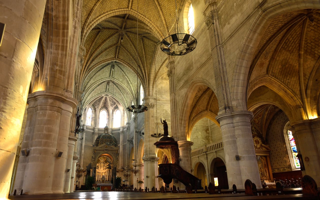 Pays des Olonnes 2Eglise-ND-interieur1-Credit-Boulissiere