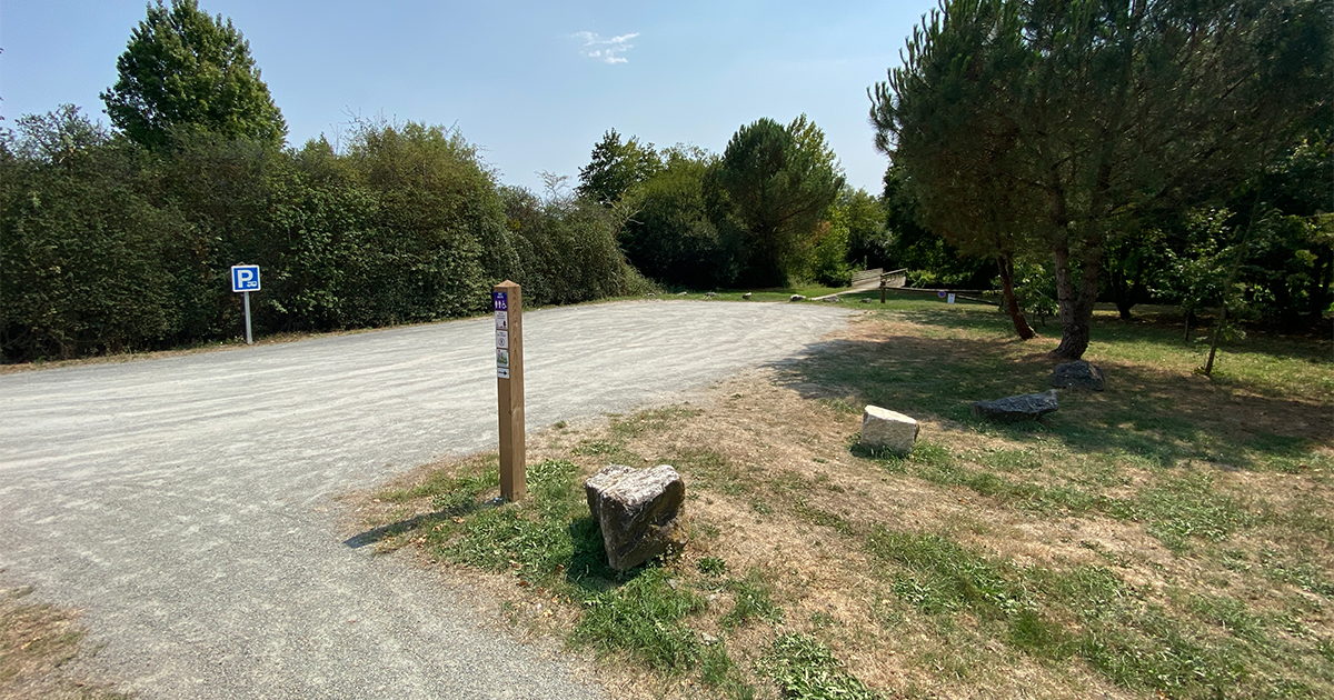 Aire de stationnement Saint-Julien-de-Vouvantes - Étang de l'au-delà l'eau