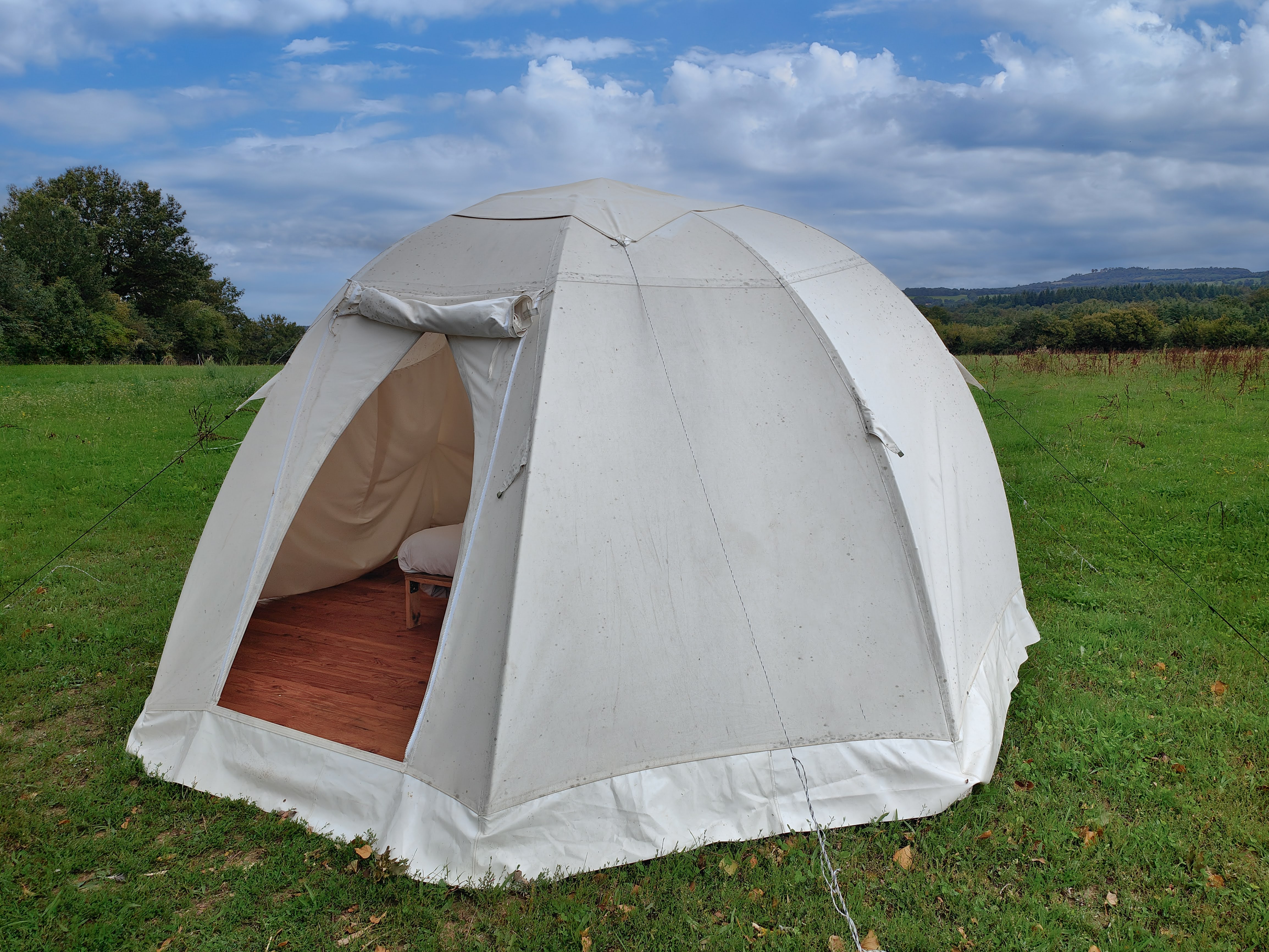 HUTTE AMÉRINDIENNE AU DOMAINE DES PIERRES JUMELLES