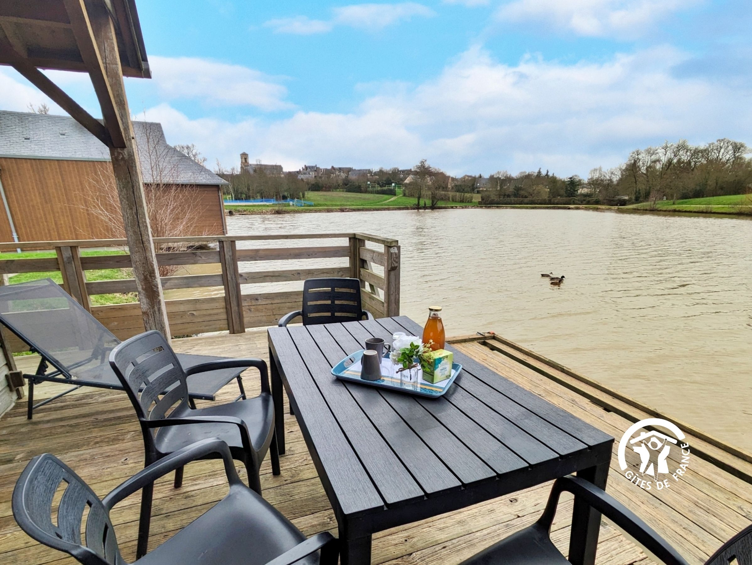 CHALET LE BROCHET, LES PIEDS DANS L&rsquo;EAU, 5-7 PERS