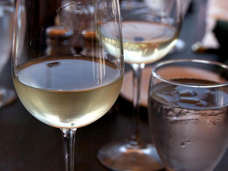 glass-of-white-wine-725x544 glass-of-white-wine-725x544
